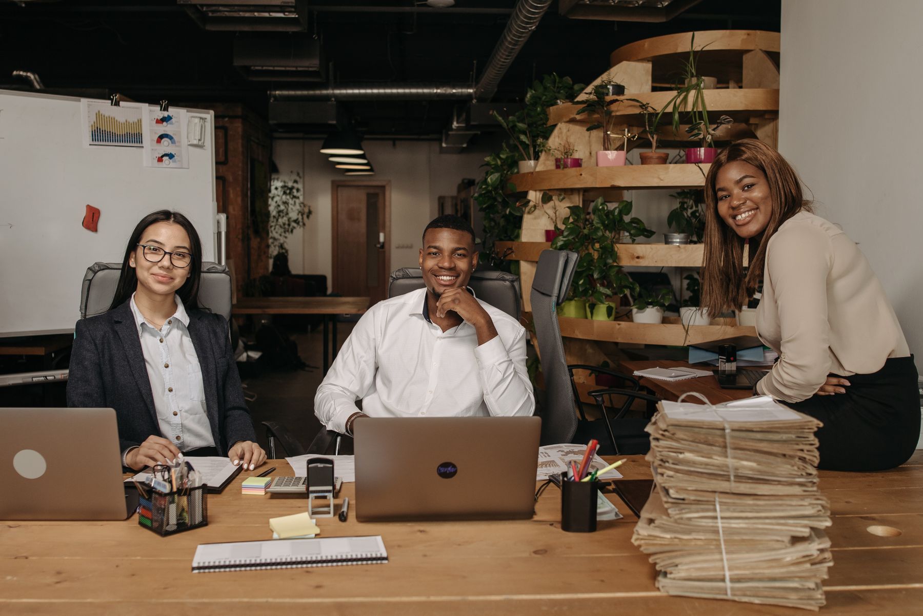 Des professionnels réunis dans un espace de travail